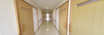 介護施設の明るい廊下