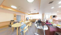 暖かみのある介護施設内