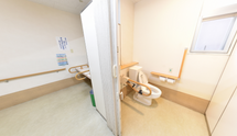 介護施設の清潔かつ広々としたトイレ