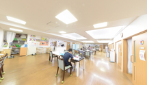介護施設の内部、廊下とリビング
