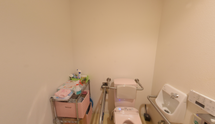 介護施設のトイレと廊下