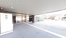 ケア施設の広々とした入口
