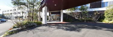 施設の入口付近を撮影