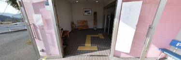開放的な入口を持つ施設