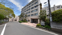 職員入口のある施設外観