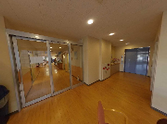 介護施設内の明るい共有スペース