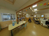明るく広々とした介護施設の室内