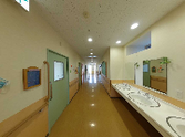 綺麗な施設の廊下の一角