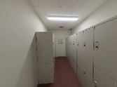 職員用の広いロッカー室
