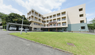 介護施設の外観と緑豊かな庭園