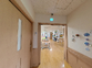 ケアホームの温かい廊下と部屋