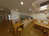 賑やかで広々した通路