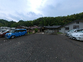 静かな屋外駐車場風景