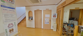 清潔感ある広い受付空間