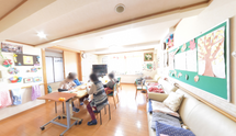 介護施設の居間と廊下