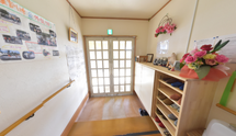 温かみのある施設内部の廊下