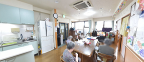 介護施設のキッチンと居住スペース