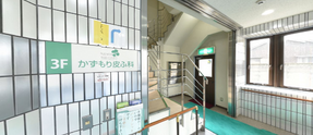 明るく清潔な介護施設のホール