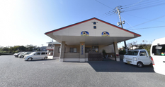 施設外観と送迎バス