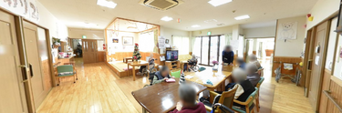職員と利用者が交流する介護施設