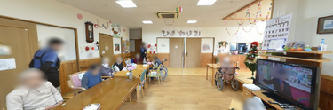 介護施設の居間と入居者