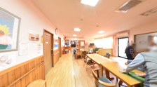 広々とした介護施設の居間