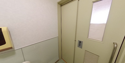 介護施設の清潔なトイレ