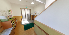 ケアホームの広々とした入り口