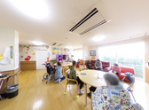 介護施設の居間と受付エリア