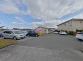 介護施設の外観と近隣の風景