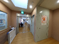 介護施設内の廊下と待合スペース