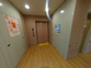 明るい施設の通路