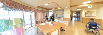 広々とした介護施設のリビング