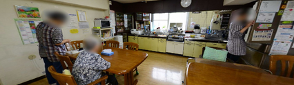 介護施設の居住者とキッチン