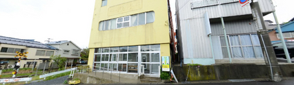 街中に建つ介護施設の外観