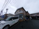 静かな街並みの施設入口