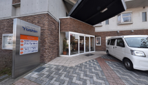 きれいな施設の外観と入口
