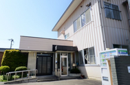介護施設の外観と通り