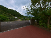 緑豊かな敷地入口