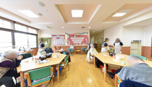 ケア施設の快適なリビングエリア