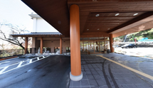 介護施設のエントランスと自然
