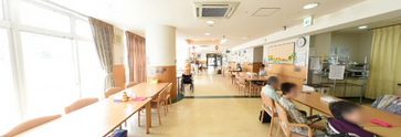 明るく開放的な介護施設のリビング