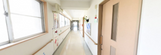 明るい廊下を持つ介護施設