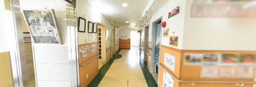 介護施設内の清潔な廊下と空間