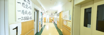 介護施設の廊下と掲示板