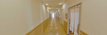 広々とした施設の内廊下