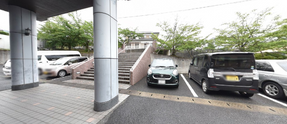 介護施設のエントランスと車両