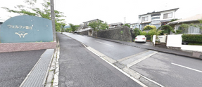 介護施設の外観とアクセス道路