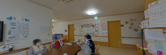 介護施設内のスタッフと入居者