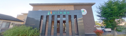 介護施設の入口と外観
